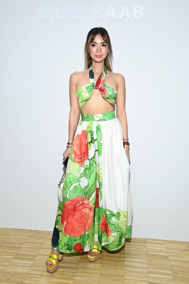 Termasuk tamu langganan duduk di front row pekan mode dunia, Heart Evangelista mengekspos perut langsingnya dalam balutan busana Elie Saab saat menonton fashion show Elie Saab Haute Couture Fall Winter 2022/2023. Foto: Getty Images