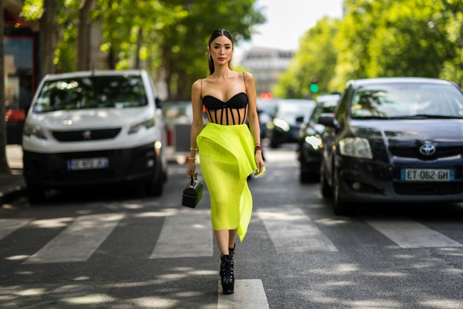 Lagi-lagi Heart Evangelista tampil seksi di Paris Fashion Week. Kali ini sosialita Filipina itu memadukan korset bra hitam dan rok hijau terang untuk menghadiri fashion show Viktor & Rolf Haute Couture Fall Winter 2022/2023. Foto: Getty Images