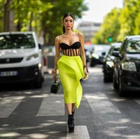 Lagi-lagi Heart Evangelista tampil seksi di Paris Fashion Week. Kali ini sosialita Filipina itu memadukan korset bra hitam dan rok hijau terang untuk menghadiri fashion show Viktor & Rolf Haute Couture Fall Winter 2022/2023. Foto: Getty Images