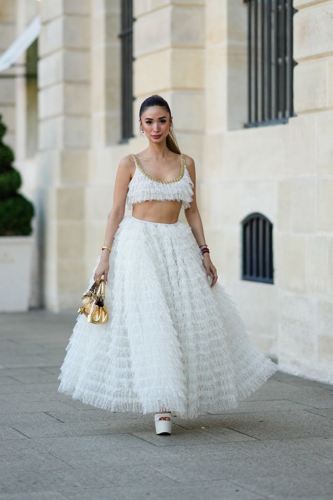 Heart Evangelista memamerkan tubuh rampingnya saat menghadiri fashion show Giambattista Valli Haute Couture Fall Winter 2022 2023. Pastinya Evangelista juga tampil dalam balutan busana Giambattista Valli. Foto: Getty Images