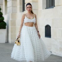 Heart Evangelista memamerkan tubuh rampingnya saat menghadiri fashion show Giambattista Valli Haute Couture Fall Winter 2022 2023. Pastinya Evangelista juga tampil dalam balutan busana Giambattista Valli. Foto: Getty Images