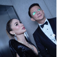Selain kehidupannya yang selalu dihiasi barang bermerek, Heart Evangelista juga kerap memamerkan kemesraannya dengan sang suami politikus Filipina yang usianya 15 tahun lebih tua darinya serta berstatus duda, Senator Francis Escudero. Francis menjadi anggota DPR di Filipina sejak 2022. Dia sebelumnya juga pernah menjadi Gubernur Sorsogon, Filipina. Foto: Instagram