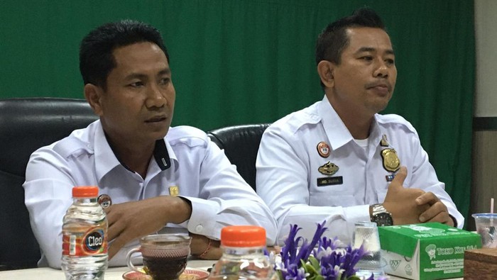 Humas Kantor Imigrasi Kelas I TPI Mataram Gede Sandi (kiri) dan Kepala Seksi Lalu Lintas Keimigrasian Kantor Imigrasi Kelas I TPI Mataram I Made Surya Artha klarifikasi dugaan percaloan di ULP Lombok Timur, Rabu (3/8/2022).