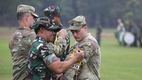 Panglima TNI Jenderal Andika Perkasa mengenakan lencana kepada peserta latihan perang bersama di Baturaja, Sumatra Selatan, Rabu (3/8/2022).