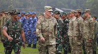 Panglima TNI Jenderal Andika Perkasa (kiri) dan Komandan Tentara AS Asia Pasifik Jendral Charles Flynn melihat langsung pembukaan latihan perang bersama itu, Rabu (3/8/2022). .