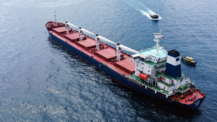 Ini 26.527 Ton Jagung yang Dibawa Kapal Razoni dari Ukraina ISTANBUL, TURKIYE - AUGUST 03: An aerial view of Sierra Leone-flagged dry cargo ship Razoni, carrying a cargo of 26,527 tons of corn, departed from port of Odessa to reach Lebanon and anchored at the Black Sea entrance of the Bosphorus Strait as Representatives of Russia, Ukraine, Turkiye and the United Nations (UN) of the Joint Coordination Center (JCC) start inspection on ship in Istanbul, Turkiye on August 03, 2022. Turkiye, the UN, Russia, and Ukraine signed a deal on July 22 to reopen three Ukrainian ports -- Odessa, Chernomorsk, and Yuzhny -- for grain that has been stuck for months because of the ongoing Russia-Ukraine war, which is now in its sixth month. (Photo by Ali Atmaca/Anadolu Agency via Getty Images)