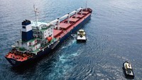 Foto udara kapal kargo berbendera Sierra Leone Razoni yang membawa 26.527 ton jagung saat berada di Laut Hitam, Rabu 3 Agustus 2022. Ali Atmaca/Anadolu Agency via Getty Images.