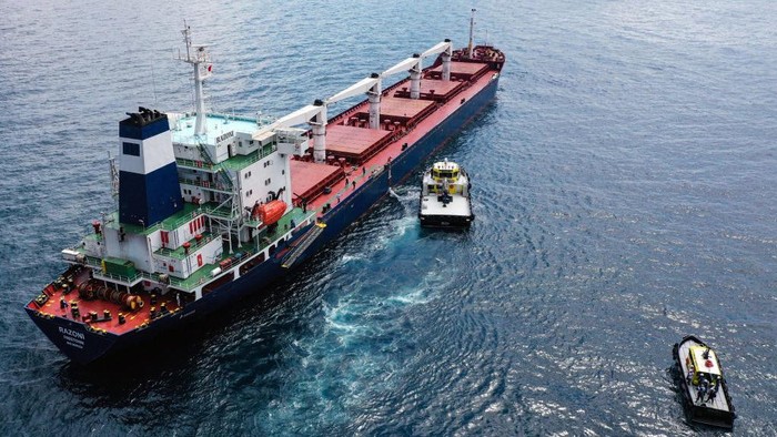 Ini 26.527 Ton Jagung yang Dibawa Kapal Razoni dari Ukraina ISTANBUL, TURKIYE - AUGUST 03: An aerial view of Sierra Leone-flagged dry cargo ship Razoni, carrying a cargo of 26,527 tons of corn, departed from port of Odessa to reach Lebanon and anchored at the Black Sea entrance of the Bosphorus Strait as Representatives of Russia, Ukraine, Turkiye and the United Nations (UN) of the Joint Coordination Center (JCC) start inspection on ship in Istanbul, Turkiye on August 03, 2022. Turkiye, the UN, Russia, and Ukraine signed a deal on July 22 to reopen three Ukrainian ports -- Odessa, Chernomorsk, and Yuzhny -- for grain that has been stuck for months because of the ongoing Russia-Ukraine war, which is now in its sixth month. (Photo by Ali Atmaca/Anadolu Agency via Getty Images)