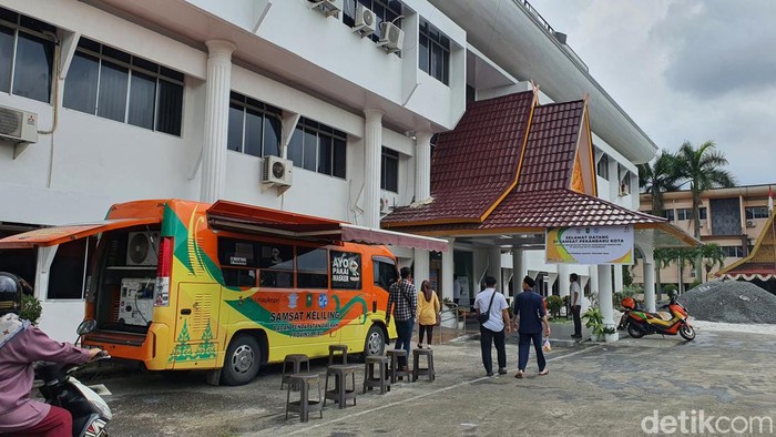 Kantor layanan Samsat Pekanbaru pindah dari Jalan Gajah Mada ke Gedung KONI.