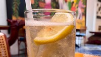 Kalau mau yang beda, coba Cascara Lemon (Rp 35.000) di sini. Cascara adalah kulit ceri kopi yang dikeringkan lalu diseduh layaknya teh. Tambahan lemon membuat rasanya lebih segar.