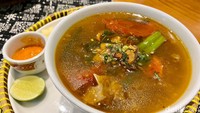 Penggemar sop buntut bisa puaskan selera di Kawisari. Sop Buntut Kawisari (Rp 98.000) menghadirkan potongan buntut sapi yang super empuk dan juicy. Kuahnya penuh rempah dan menyegarkan.