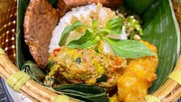 Masih dari kategori nasi besek, Kawisari juga punya Nasi Besek Ikan Cakalang (Rp 55.000). Tampilannya serupa dengan Nasi Jagung Tompoh, namun lauknya suwiran ikan cakalang yang ditumis bersama daging pepaya. Nikmat!