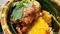 Nasi jagung ditempatkan dalam besek bambu beralas daun pisang yang bentuknya mirip keranjang. Lauknya ada ayam goreng kremes, ikan asin bulu ayam, urap, sambal tempe, dan pendamping sayur lodeh.