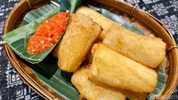 Pilihan lain adalah Pohong Merekah. Singkong goreng istimewa ini bertekstur pulen dan lembut, bahkan agak kenyal di bagian dalam. Jodohnya, sambal merah yang pedas segar.