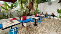 Area outdoor di dekat pintu kafe juga menarik untuk disambangi. Di sore hari, suasananya makin asri dan adem! 