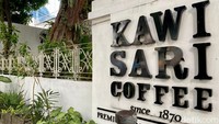 Kawisari Cafe & Eatery menghadirkan cerita dari perkebunan kopi tertua di Blitar sejak 1870. Menunya mirip seperti disajikan masyarakat di sana saat merayakan panen kopi.