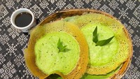 Kalau mau ngemil, coba Serabi Pandan Ijo Lumut (Rp 38.000) yang empuk manis. Serabi ini dibuat fresh di bagian depan kafe.