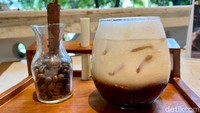 Untuk minuman, Signature Ice Coffee (Rp 61.000) layaknya es kopi susu yang naik kelas. Campuran es krim membuat minuman ini creamy enak.