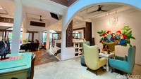 Kafe ini berada di bawah naungan Tugu Group. Begitu masuk, kamu bakal melihat pernak-pernik bernuansa kopi, termasuk lukisan besar yang menggambarkan suasana perkebunan di sana.