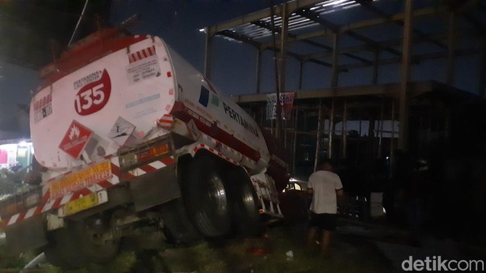 Kecelakaan di Tanah Putih, Semarang melibatkan sebuah truk pertamina. Diduga, truk pertamina tersebut oleng sehingga terjadi kecelakaan lalu lintas.