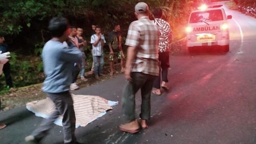 Kecelakaan maut antara dua pemotor jenis Honda Kirana dengan truk dump di Jalan Raya Suela menuju Sembalun, pada Selasa (2/8/2022).