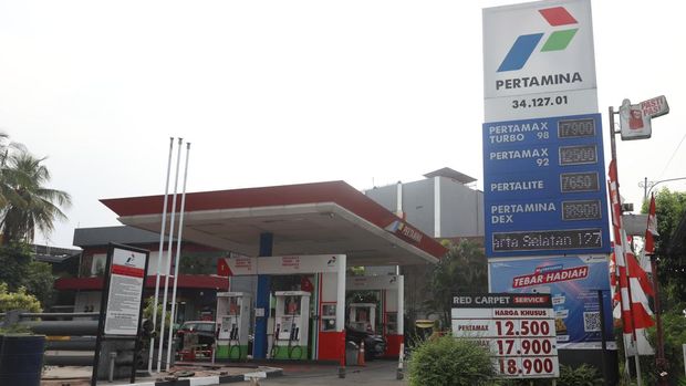 Kendaraaan mengiisi BBM di salah satu SPBU di Jakarta, Rabu (3/8/2022). (CNBC Indonesia/Adrean Kristianto)
