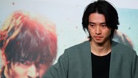 Kento Yamazaki diketahui tinggal di apartemen Suzu Hirose dan selalu diantar ke sana. Foto: Getty Images/Suhaimi Abdullah