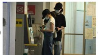 Ini potret saat Suzu Hirose (24 tahun) dan Kento Yamazaki (27 tahun) saat sedang kencan di jalanan kota Tokyo. Mereka terlihat di depan apartemen pada 19 Juni malam ketika hari ulang tahun Suzu yang ke-24. Foto: Istimewa