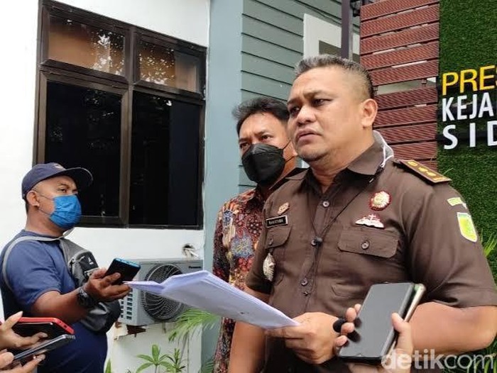 Kepala Seksi (Kasi) Intelijen Kejari Sidoarjo Aditya Rakatama