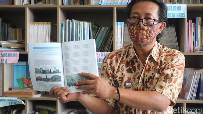 Kepala SMPK Kanisius Kudus, Herry Christanto, saat menunjukkan kesalahan konsep Trinitias pada buku PPKn, Rabu (3/8/2022).