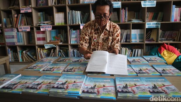 Kepala SMPK Kanisius Kudus, Herry Christanto, saat menunjukkan kesalahan konsep Trinitias pada buku PPKn, Rabu (3/8/2022).