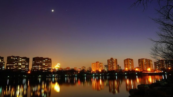 Lalu, langit Beijing juga punya konjungsi planet Jupiter dan bulan purnama yang indah dengan latar belakang langit kebiruan.