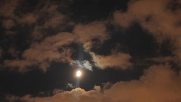 Selanjutnya, penampakan planet Jupiter dan bulan purnama juga terjadi di langit New York, Amerika Serikat.