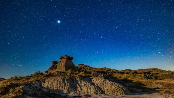 Di Alberta, tak hanya planet Jupiter yang unjuk gigi tapi juga Saturnus. Keren...