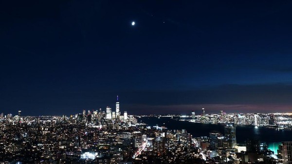 Bahkan bulan, Jupiter dan Saturnus tampil bersama di langit New York.
