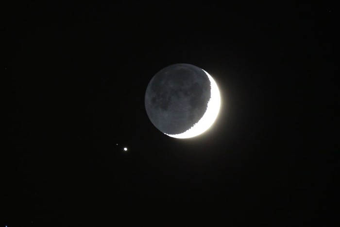 Apa jadinya jika lansekap langit berhiaskan bulan purnama, Planet Jupiter, Saturnus hingga Venus muncul bersama? Penasaran seperti apa penampakannya?