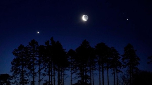 Setelah bulan dan Jupiter, kini giliran Venus (kiri) yang muncul di langit Cumbria.