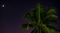 Penampakan planet Jupiter dan bulan purnama terlihat di langit Qionghai, China.