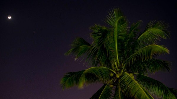 Penampakan planet Jupiter dan bulan purnama terlihat di langit Qionghai, China.
