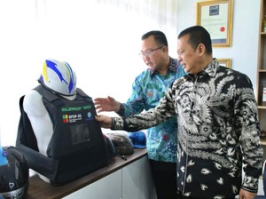 Bamsoet Puji Inovasi Baju Antipeluru dari Limbah Sawit Milik Dosen IPB