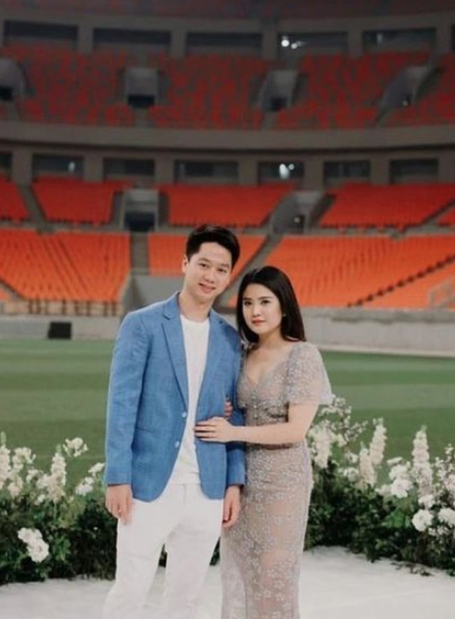 Terbaru momen tunangan Valencia Tanoesoedibjo, anak bos MNC Group yang dilamar pebulutangkis kenamaan Indonesia, Kevin Sanjaya. Acara itu digelar bertepatan dengan ulang tahun Kevin di Jakarta International Stadium pada 2 Agustus 2022. Foto: Instagram