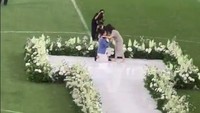 Momen romantis Kevin Sanjaya juga disaksikan langsung oleh keluarga dan sahabat. Foto: dok. Instagram Story Clarissa Tanoesoedibjo