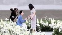 Kevin Sanjaya melamar Valencia Tanoesoedibjo di tengah JIS. Kevin Sanjaya berlutut melamar sang kekasih. Foto: Instagram