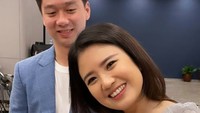 Valencia Tanoesoedibjo memamerkan cincin pertunangan dengan Kevin Sanjaya. Foto: dok instagram