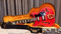 Selain itu juga ada gitar yang dimainkan oleh Presley selama acara televisi Special Comeback yang terkenal pada tahun 1968.