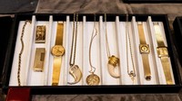 Koleksi tersebut terdiri dari 200 item yakni termasuk cincin emas bertahtakan permata, kancing manset, jam tangan, serta rantai.