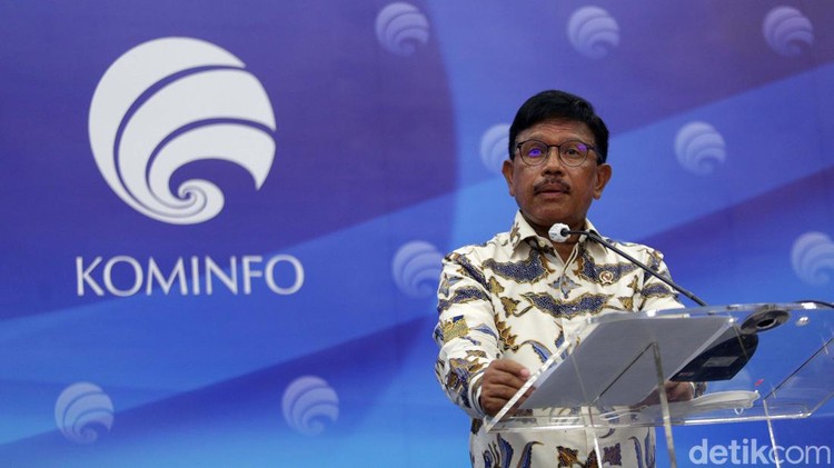 Menkominfo memberikan keterangan pes terkait pencabutan akses 15 sistem elektronik. Setelah diverifikasi ternyata platform tersebut adalah judi online.
