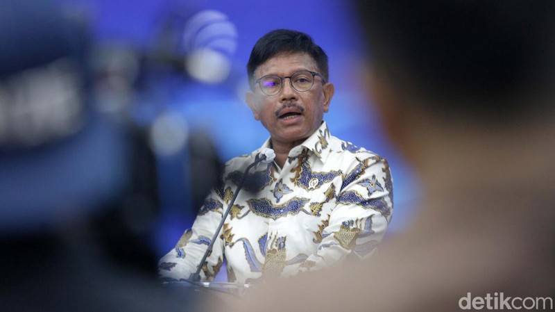 Menkominfo memberikan keterangan pes terkait pencabutan akses 15 sistem elektronik. Setelah diverifikasi ternyata platform tersebut adalah judi online.