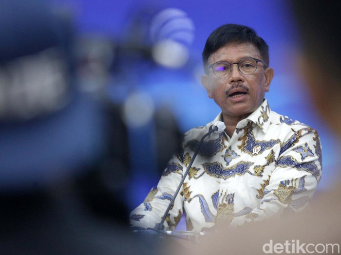 Menkominfo memberikan keterangan pes terkait pencabutan akses 15 sistem elektronik. Setelah diverifikasi ternyata platform tersebut adalah judi online.