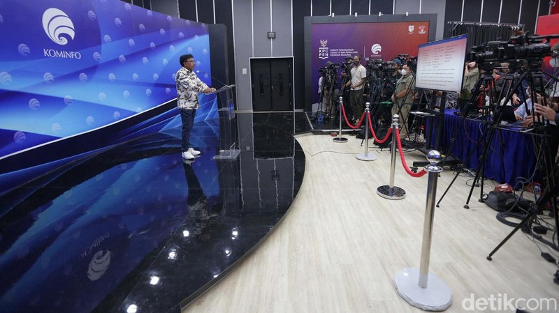 Menkominfo memberikan keterangan pes terkait pencabutan akses 15 sistem elektronik. Setelah diverifikasi ternyata platform tersebut adalah judi online.